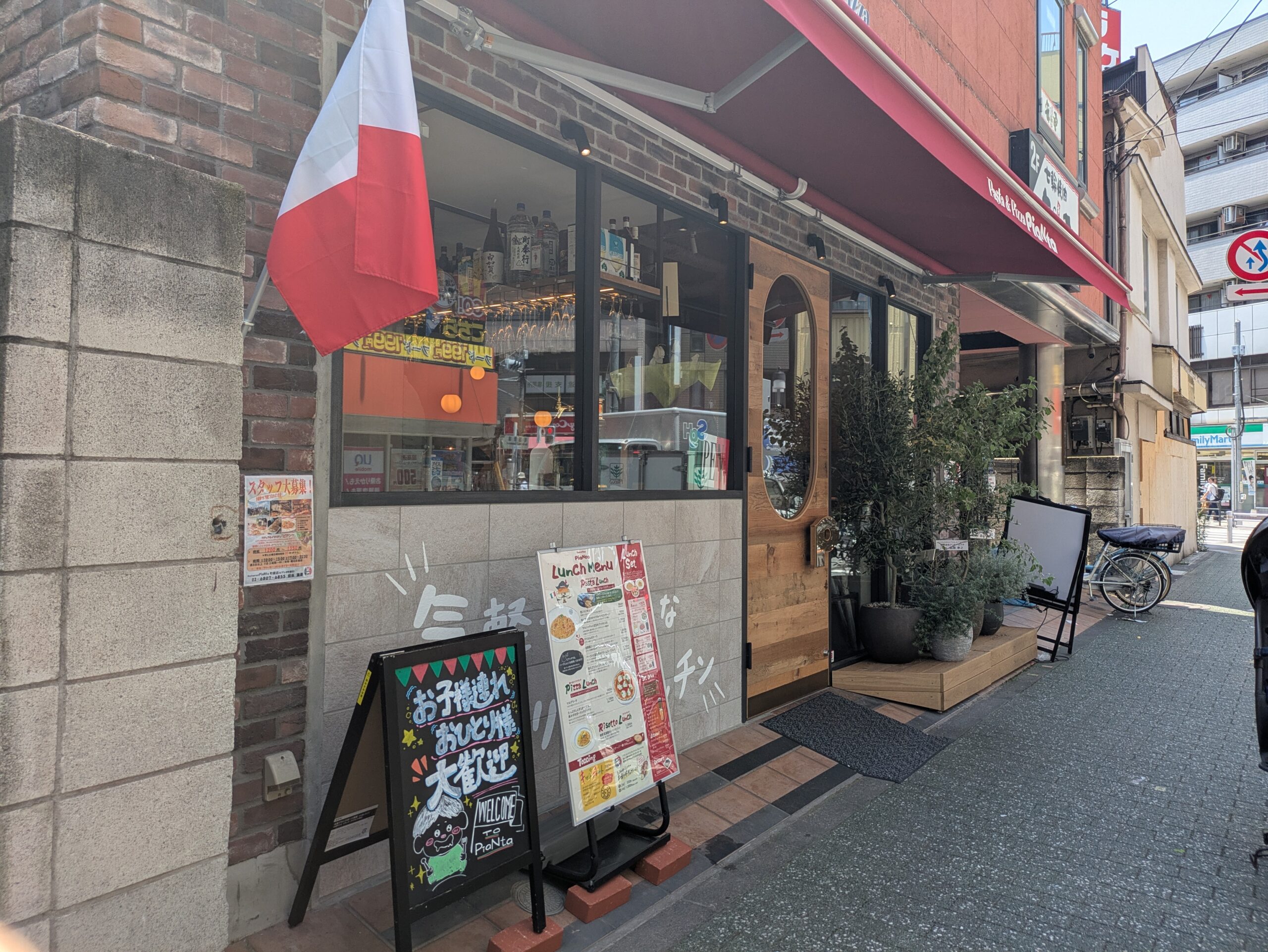 ピアンタ町屋店の外観（2025年6月撮影）