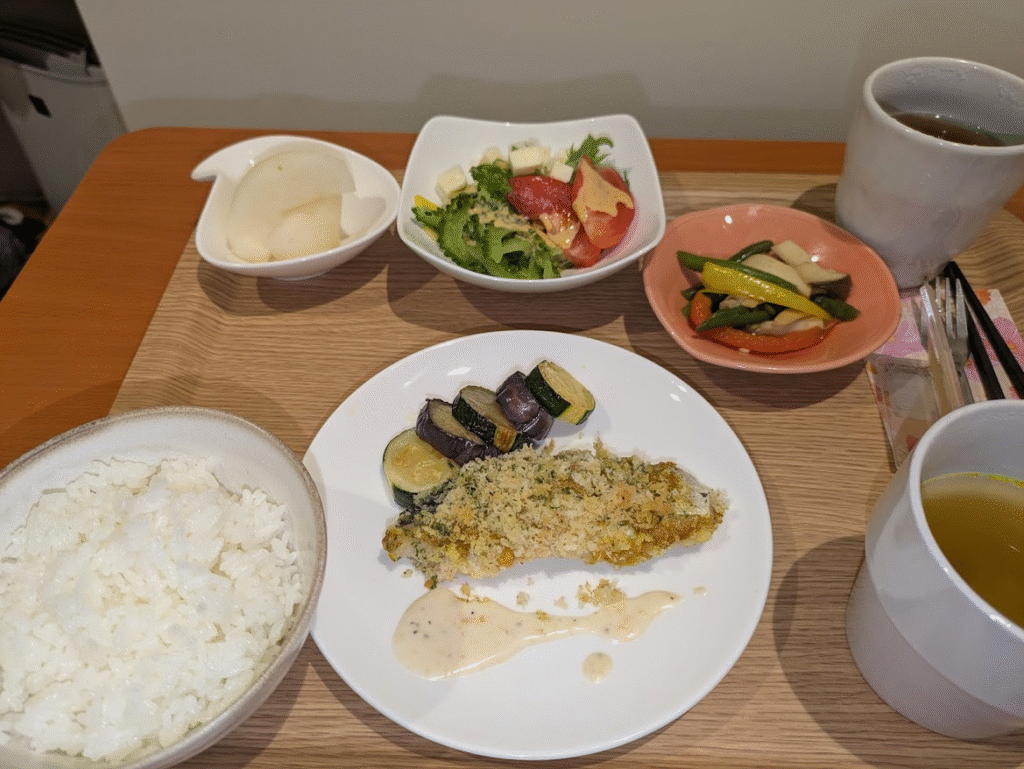 荒川レディースクリニックの入院食(魚の香草パン粉焼きと野菜のおかず)