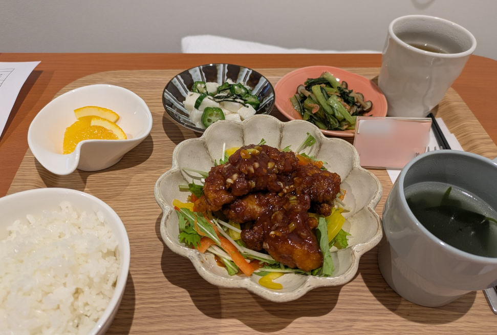 荒川レディースクリニックの入院食(鶏肉の甘辛炒めなど)