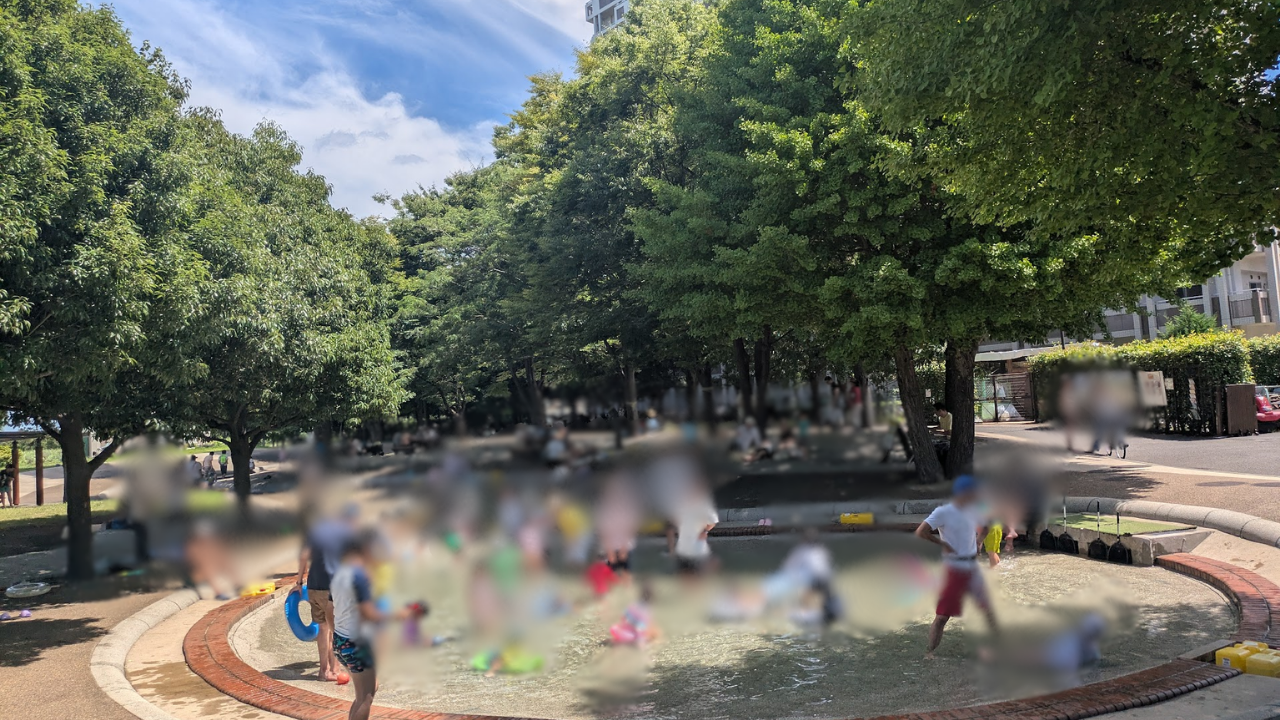 尾久の原公園のじゃぶじゃぶ池で水遊びを楽しむ子どもたち（荒川区）