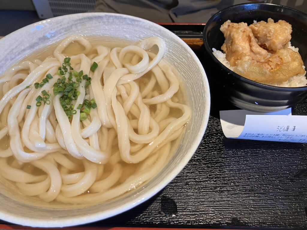 実際に注文したうどんとかしわ天丼のランチセット