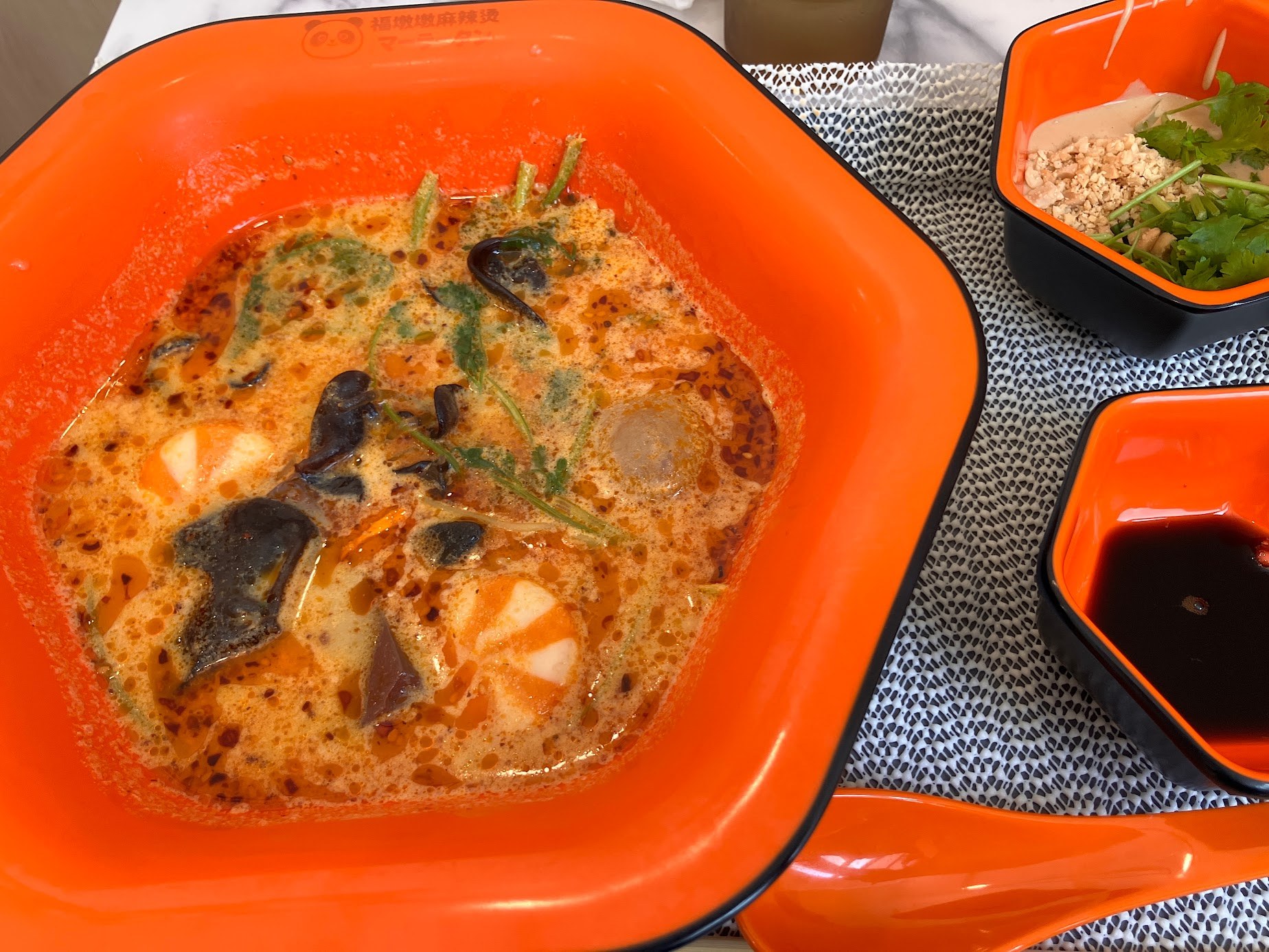 福墩墩麻辣湯 町屋店の麻辣湯スープと薬味皿