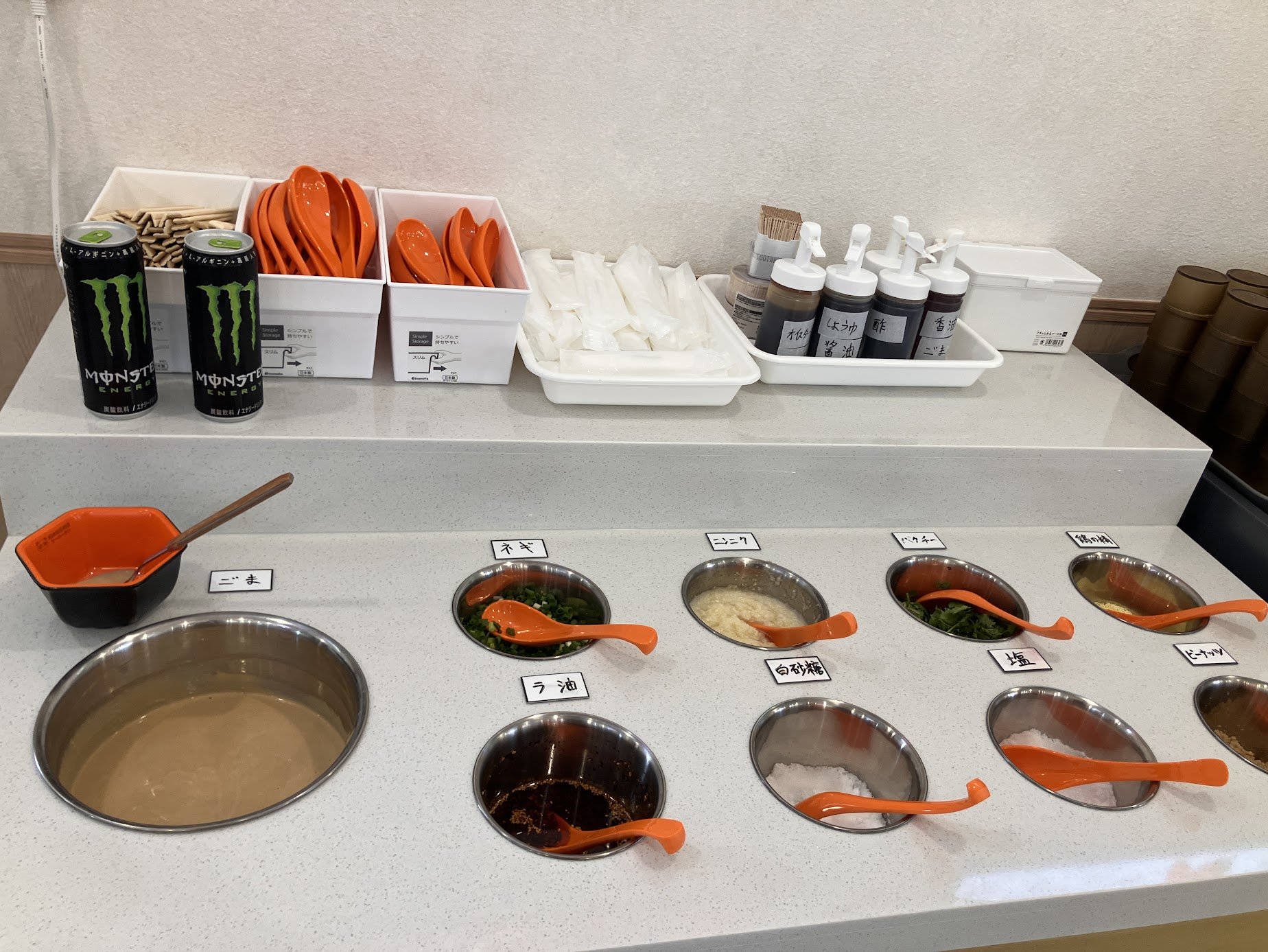 福墩墩麻辣湯 町屋店の調味料コーナー。ネギ・ニンニク・パクチーなど