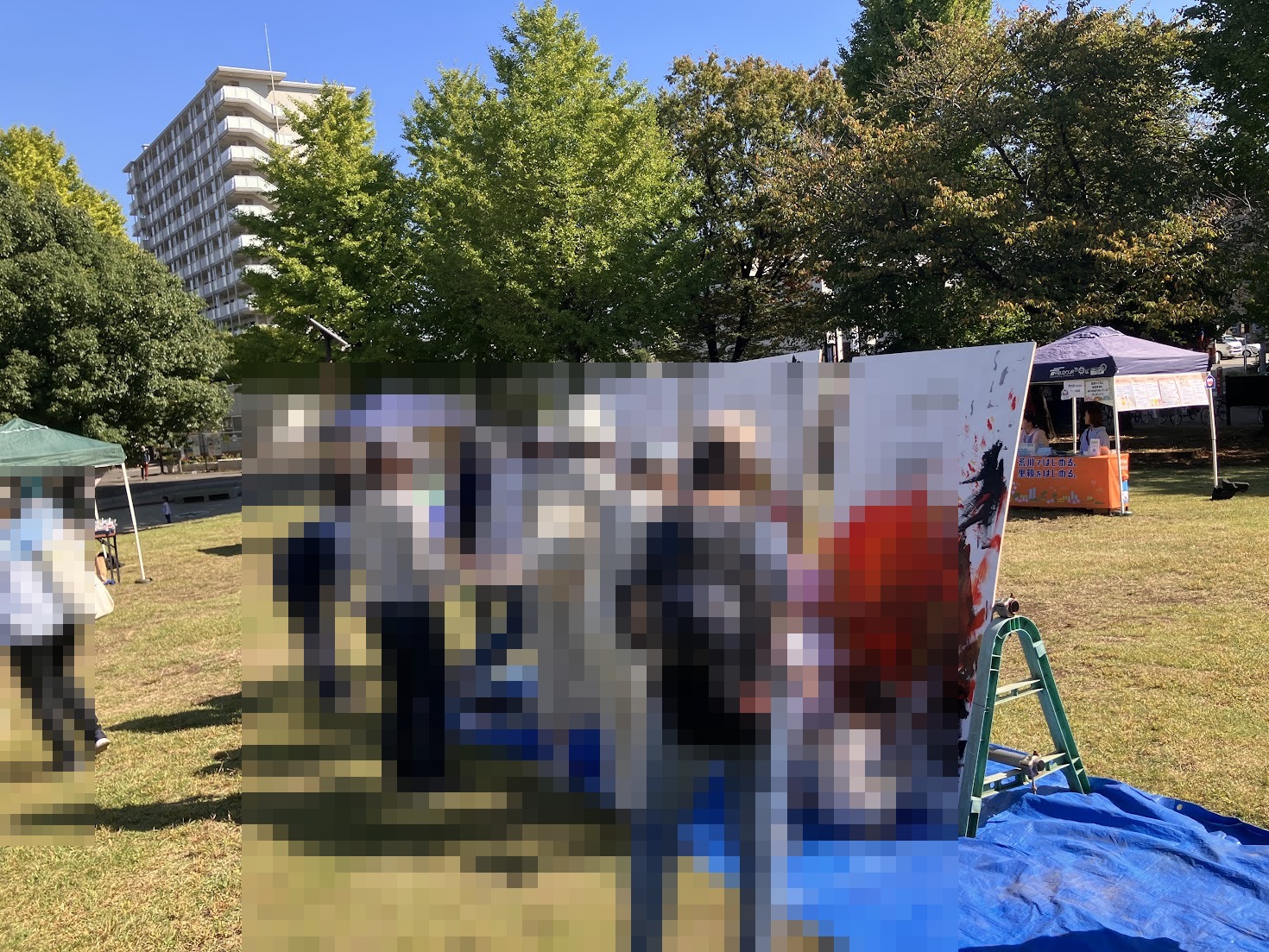 ペインティング体験に並ぶ来場者たち（全身モザイク処理）