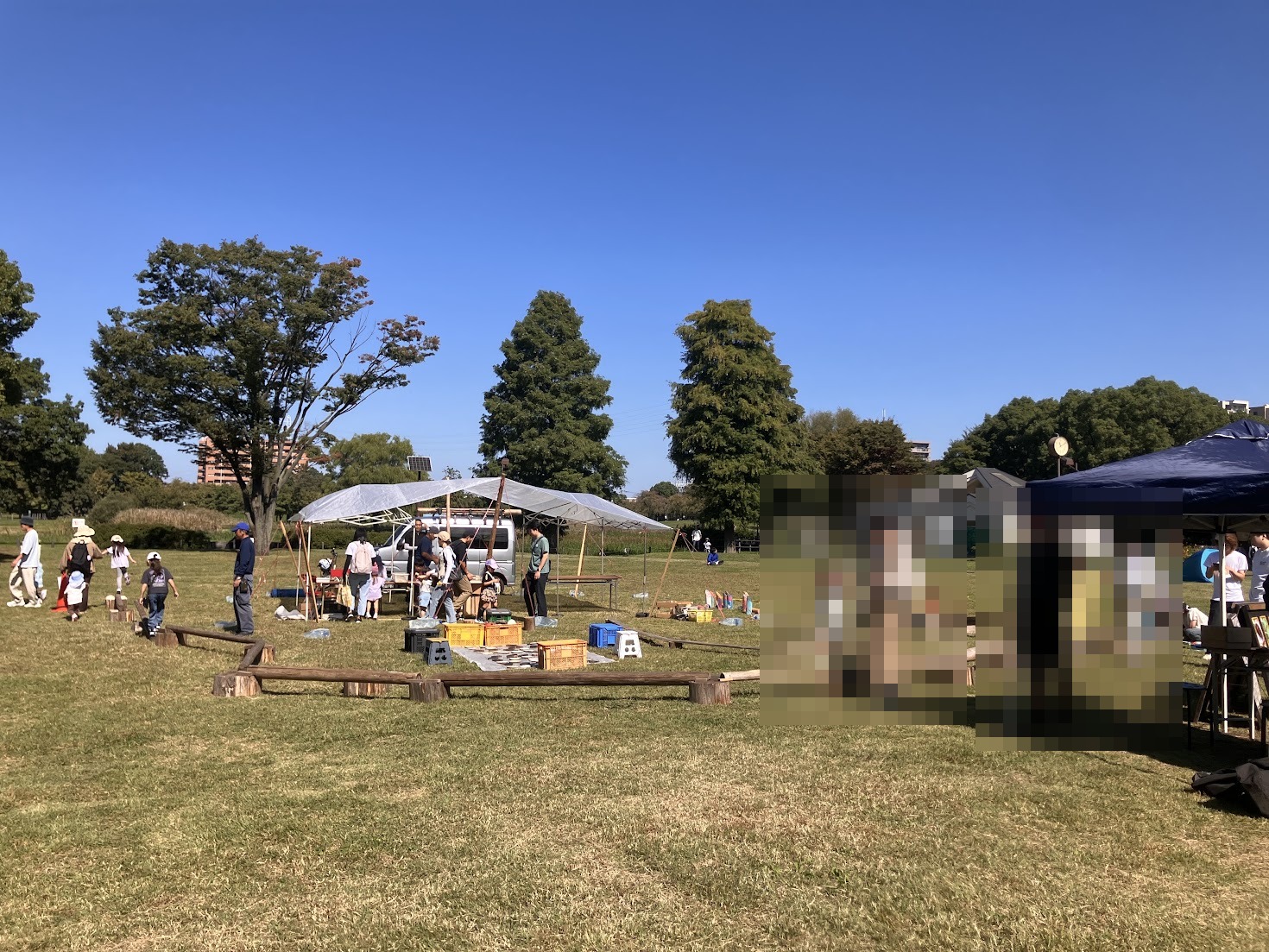 丸太渡りで遊ぶ親子（写っている方のみモザイク処理）
